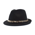 Chapeau Fedora classique en laine noire avec grosse chaîne dorée sur fond blanc - M (56-58cm) / Noir