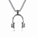 Dettaglio del ciondolo a cuffia in argento con trama a rete e finitura vintage - Catena in acciaio inossidabile da 60cm / Argento