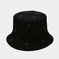 Dettaglio del ricamo a foglia verde su cappello alla pescatora in cotone nero rifinito - M(56-58cm) / Nero