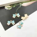 Colgantes de lazo de esmalte azul con bordes de metal dorado para bisutería DIY - 1 pieza / Azul