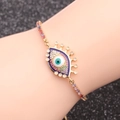 Bracciale a catena occhio del diavolo dorato con zirconi colorati e smalto blu al polso - Stile Malocchio con Zirconi Colorati 3