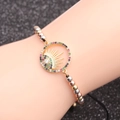 Bracelet à perles tricolores avec breloque œil porte-bonheur en zircone sur fond sombre - Chaîne à Billes de Couleur Mixte Œil du Diable
