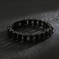 Dettaglio di un bracciale da motociclista nero in acciaio inossidabile con maglie meccaniche - Nero