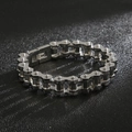 Dettaglio del bracciale da uomo a catena di bicicletta in acciaio inox argento - Argento