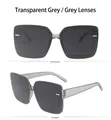 Detail van de transparant grijze vierkante zonnebril met metalen accentstrip - Transparant Grijs Frame & Grijze Lenzen