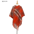 Mantella poncho da donna a quadri arancione e rosso scuro con rifiniture a frange - Arancione