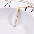 Collar de acero de titanio dorado con colgante de barra de nácar en plato blanco - Dorado