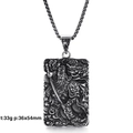 Pendentif Guan Yu ethnique en acier inoxydable avec relief dragon et chaîne carrée - Guan Yu tenant une lame avec style dragon (G1)