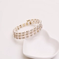 Pulsera multicapa de perlas y diamantes en bandeja de cerámica blanca con corazón - Estilo 3 Fino 3-Capas (B265)