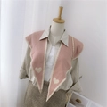 Roze gebreide sjaal met beige hartpatroon en afwerking op vrouwelijk model - Gebreid Puntig Hart Roze