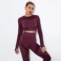 Detail van naadloze yoga-set in pruimkleur met mesh ventilatie en ribstructuur - XS / Bordeauxrood