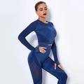 Détail de la maille ajourée sans couture sur ce haut de yoga bleu marine à manches longues - XS / Bleu foncé