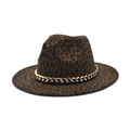 Detailansicht eines Fedora-Hutes mit Leopardenmuster und markanter goldener Metallkette - M(56-58cm) / Leopardenmuster Armeegrün