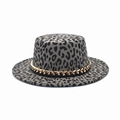 Detail van grijze fedora hoed met luipaardprint en gouden metalen ketting decoratie - M (56-58cm) / Grijs