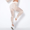 Detail van beige yoga legging met hoge taille, mesh uitsparingen en naadloze stretch stof - XS / Khaki