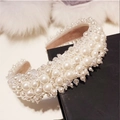 Elegante cerchietto da sposa con perle e cristalli su una confezione regalo nera di lusso - Stile A Base Beige