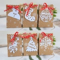 6er-Pack Weihnachts-Geschenktüten aus Kraftpapier mit Schneeflockenband und Anhängern - Schneeflocken Kraftpapiertüten Set (24er Pack) / 12*7*18.5cm