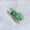 Exquisite Käfer-Brosche mit birnenförmigem grünem Edelstein und silbernem Metallrahmen - Grün