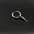 Minimalistischer silberner Edelstahl Ohrring mit einem eleganten spitzen Konus - Stil 2 (Kegel-Anhänger)