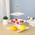 Présentoir à dessert blanc à trois niveaux avec bords gaufrés et support en métal doré - Carré / Tige Dorée à 3 Niveaux / Blanc