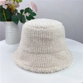 Cappello bucket in peluche beige da donna con calda texture in lana d'agnello per inverno - Regolabile M (56-58cm) / Bianco Sporco