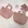 Detailweergave van grote canvas draagtassen in de kleuren Nude Pink en Dusty Pink - Rookroze