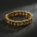 Dettaglio macro del bracciale da motociclista in acciaio dorato con maglie meccaniche - Oro