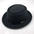 Dettaglio cappello in feltro nero con cinturino in pelle e fibbia metallica in stile retrò - M (56-58cm) / Nero