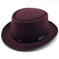 Dettaglio di un cappello in feltro bordeaux con fibbia vintage e fascia borchiata - M (56-58cm) / Borgogna