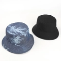Flache Ansicht eines Fischerhuts aus Baumwolle in Denim-Blau Batik und Schwarz - M (56-58cm) / Dunkelblau