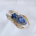 Goldene Käfer-Brosche mit tiefblauem Tropfen-Edelstein und funkelnden Strasssteinen - Blau
