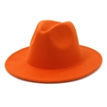 Primer plano detallado de sombrero fedora de lana naranja con ala ancha y costuras finas - Naranja