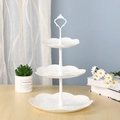 3-stufige weiße Etagere mit Blumenrelief und Herzgriff für europäische Desserts - 3-Stufig Rund