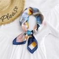 Elegante foulard di raso quadrato con stampa geometrica astratta blu e gialla - Bordo Navy a Puzzle
