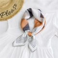 Elegante foulard di seta geometrico con patchwork arancione e grigio su abito bianco - Geometrico Grigio Arancione