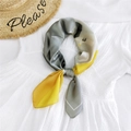 Foulard quadrato grigio e giallo con stampa di personaggi minimalisti e design color-block - Grigio Spaziale 3D