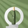 Parapluie pliant vert foncé avec poignée en bois naturel et boucle métallique élégante - Vert forêt