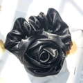 Coletero elegante de satén negro con diseño de rosa y textura de seda para mujer - Negro Vintage