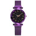 Detalle del dial púrpura estrellado con números romanos y agujas doradas del reloj - Púrpura