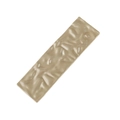 Pinza para el pelo rectangular beige con textura ondulada sobre fondo blanco puro - Dorado Mate