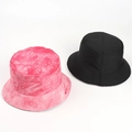 Dettaglio del cappello a secchiello reversibile con stampa tie-dye rosa e nero - Rosa