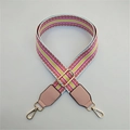Dettaglio tracolla colorata ricamata con ecopelle rosa e ganci in metallo dorato - Chiusura in Argento / Rosa