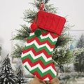 Calza di Natale in maglia con motivi a zigzag rossi e verdi e decorazioni con pompon - M1-5 Righe Verde/Rosso/Bianco in Maglia Grande