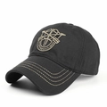 Detailaufnahme der schwarzen Taktikkappe mit goldener US Army Special Forces Stickerei - Verstellbar / Schwarz