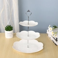 Présentoir à gâteaux blanc à trois niveaux avec poignée argentée sur table en bois - Rond / Tige Argentée à 3 Niveaux / Blanc