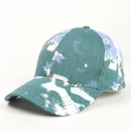 Gedetailleerde close-up van de katoenen honkbalpet met blauwgroen tie-dye patroon - Verstelbaar / Cyaan Blauw Wit Tie-dye