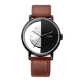 Gros plan détaillé d'une montre à quartz avec cadran bicolore unique et bracelet en cuir marron - Cadran Noir et Blanc Bracelet Marron