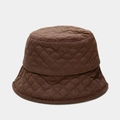 Dettaglio del cappello da pescatore marrone scuro con trama a rombi trapuntata e calda - M(56-58cm) / Marrone