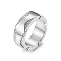 Anillo de acero de titanio plateado con diseño geométrico y circonitas microengastadas - Talla 7 / Color Acero