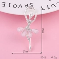 Dettaglio spilla ballerina in opale rosa e strass con specifiche di misura 58x27mm - D541 Ragazza in Resina (Argento Rosa)